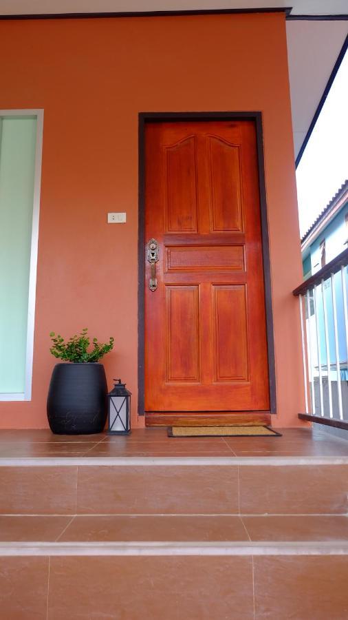 The Backyard Homestay Пакчонг Экстерьер фото