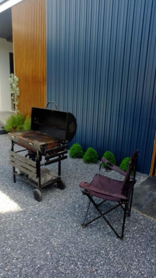 The Backyard Homestay Пакчонг Экстерьер фото