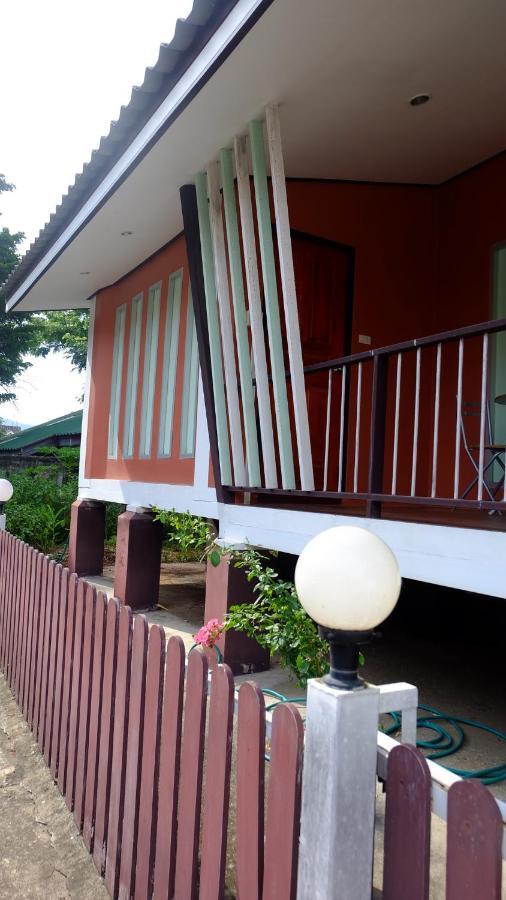 The Backyard Homestay Пакчонг Экстерьер фото