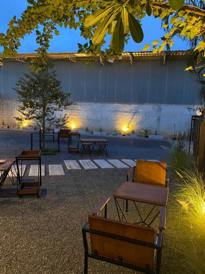 The Backyard Homestay Пакчонг Экстерьер фото